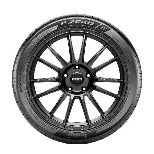 Schwarzer Pirelli P Zero Reifen auf einem glänzend schwarzen mehrspichigen Leichtmetallrad, von vorne gegen einen schlichten Hintergrund dargestellt.