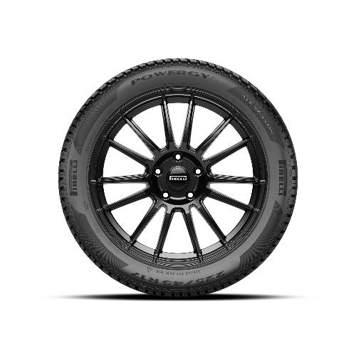 Schwarzer Pirelli Powergy Reifen, montiert auf einem glänzend schwarzen mehrspeiching Leichtmetallrad, zentriert auf einem schlichten dunklen Hintergrund dargestellt.