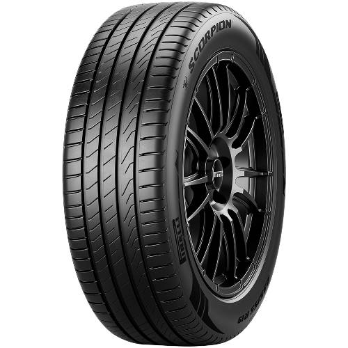 Schwarzer Pirelli Scorpion Reifen montiert auf einem sportlichen Leichtmetallrad, isoliert vor schwarzem Hintergrund dargestellt.