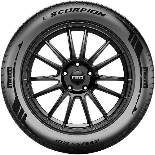 Schwarzer Pirelli Scorpion-Reifen mit mehrspeichiger Leichtmetallfelge, frontal vor neutralem Hintergrund dargestellt.