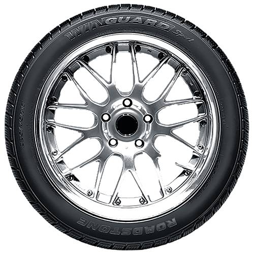 Silberlegierung-Autofelge mit montiertem Winguard Sport Roadstone-Reifen auf schwarzem Hintergrund.