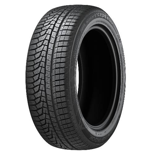 Schwarzer Winterauto-Reifen in Dreiviertelperspektive auf schwarzem Hintergrund, der das Profilmuster und die Seitenwandbeschriftung hervorhebt.