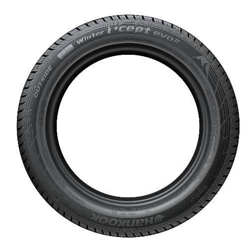 Nahaufnahme eines schwarzen Hankook Winter i*cept evo2 Autoreifens, zentriert auf einem einfachen dunklen Hintergrund.