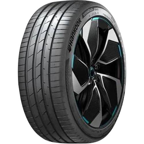 Schwarzer HANKOOK Ventus EV Reifen mit sportlicher schwarzer Leichtmetallfelge, dargestellt auf einfachem dunklem Hintergrund.