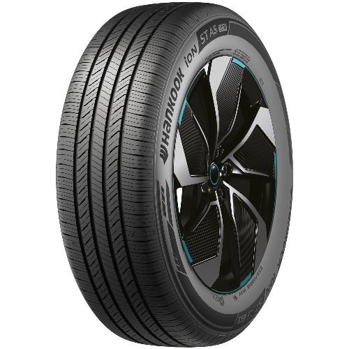 Nahaufnahme eines schwarzen Hankook Ion Reifens auf einer modernen Leichtmetallfelge, dargestellt vor einem einfachen dunklen Hintergrund.