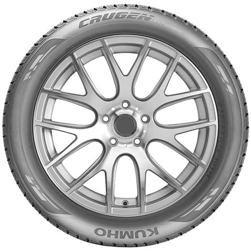 Nahaufnahme eines Silberlegierungsautorades mit einem Kumho Crugen-Reifen, das eine mehrspichige Felge vor schwarzem Hintergrund zeigt.