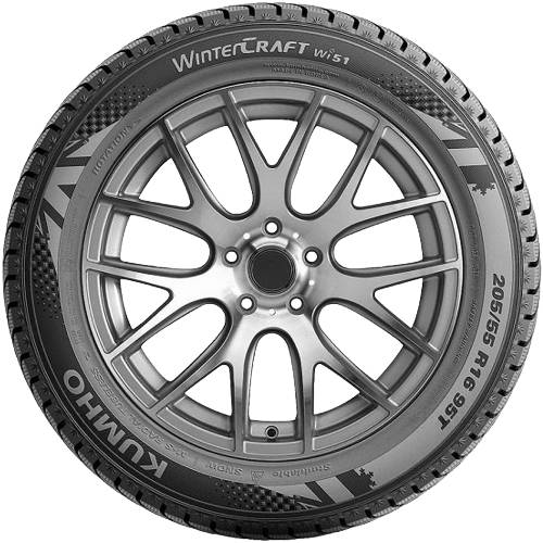 Nahaufnahme eines Kumho WinterCraft Reifens und einer Leichtmetallfelge, die das Profil und die Seitenwand-Größenkennzeichnung 