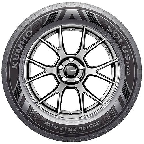 Schwarzes Legierungsautorad und Reifen, von vorne gezeigt, mit Kumho Solus HS63 Branding auf der Seitenwand.