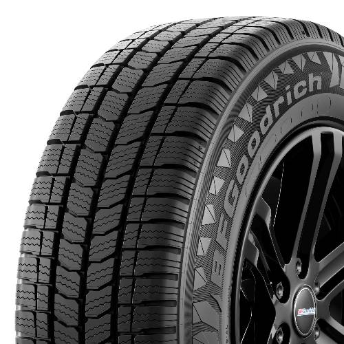 Nahaufnahme eines Autoreifens und einer Felge, die tiefes Profil und die Marke „BFGoodrich