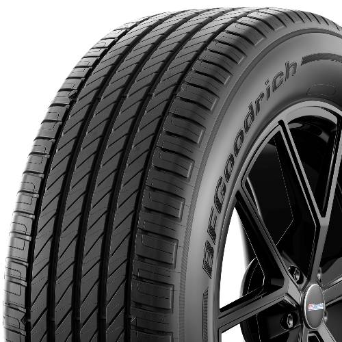 Nahaufnahme eines schwarzen BFGoodrich-Reifens mit tiefem Profil auf einer schwarzen Leichtmetallfelge vor dunklem Hintergrund.