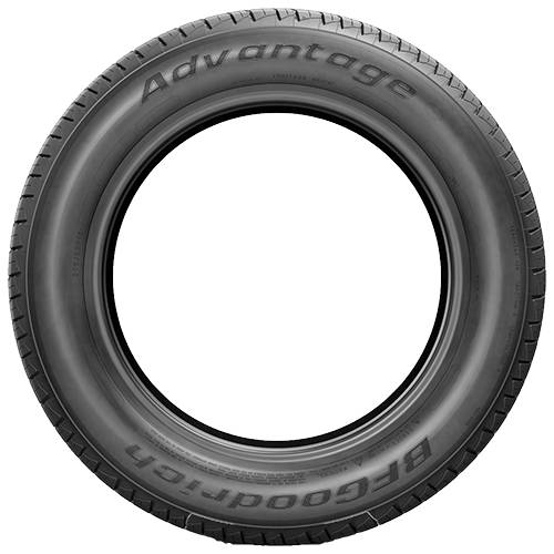 Schwarzer Bridgestone Advance Personenkraftwagenwagen-Reifen von vorne gezeigt, zentriert auf schwarzem Hintergrund.