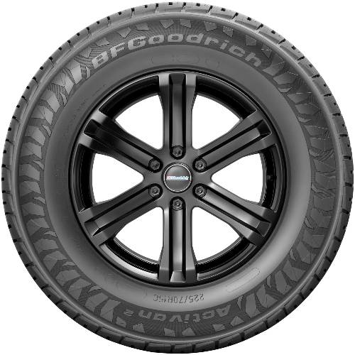 Schwarzer BFGoodrich All-Terrain-Reifen auf einem matt schwarzen mehrspaltigen Leichtmetallrad, von vorne gegen einen schlichten Hintergrund gezeigt.