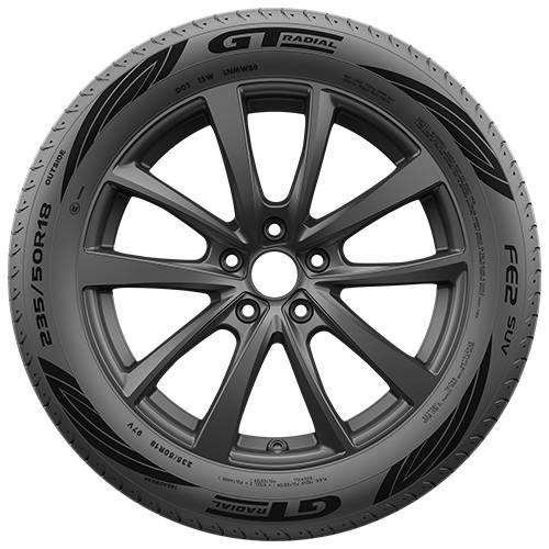 Nahaufnahme eines schwarzen Leichtmetallrad-Fahrzeugrads mit einem GT-Radial-Reifen, der die Lauffläche und Seitenwandmarkierungen zeigt.