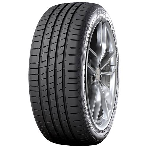 Eine Nahaufnahme eines Produktbildes eines Autoreifens, der auf einer silbernen Leichtmetallfelge montiert ist, vor einem schwarzen Hintergrund dargestellt.