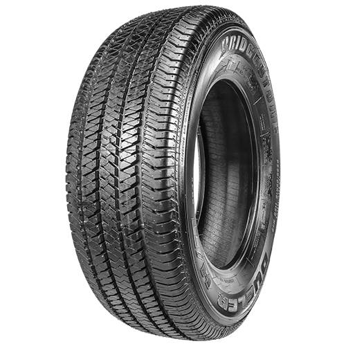 Schwarzer Bridgestone-Autoreifen in Dreiviertelansicht vor einem einfachen dunklen Hintergrund.