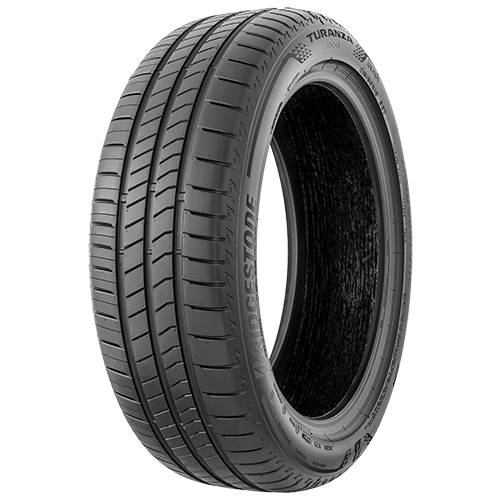 Ein einzelner schwarzer Bridgestone Turanza Autoreifen auf einem einfachen dunklen Hintergrund, in einem Winkel positioniert, um das Profil und die Seitenwand zu zeigen.