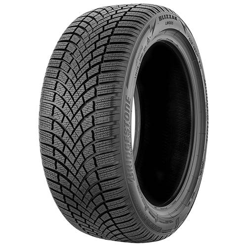 Schwarzer Bridgestone Blizzak Winterreifen auf einfarbigem schwarzen Hintergrund, der das Profilmuster und die Seitenwandbeschriftung hervorhebt.