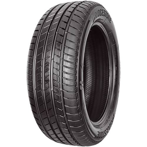 Schwarzer Bridgestone-Autoreifen auf einfarbig schwarzem Hintergrund, in einem Winkel positioniert, um das Profil und die Seitenwandbeschriftung zu zeigen.