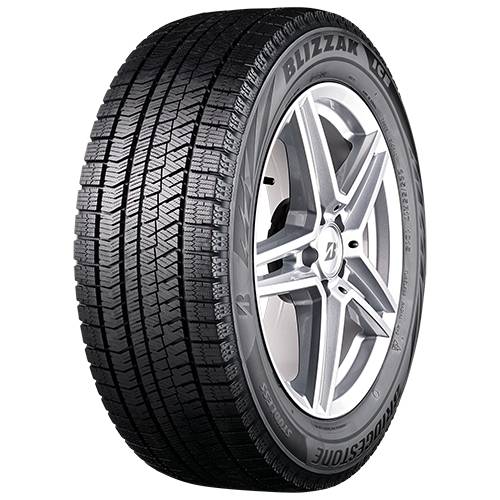 Eine Nahaufnahme eines auf einer silbernen Leichtmetallfelge montierten Bridgestone Blizzak Reifens, vor schwarzem Hintergrund dargestellt.
