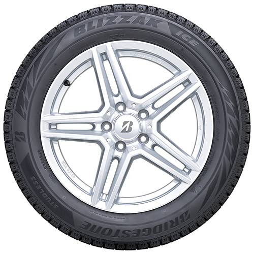 Ein silbernes fünfspeichiges Autorad mit einem Bridgestone Blizzak Reifen, gezeigt auf schwarzem Hintergrund.