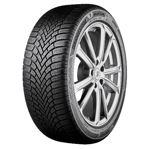 Ein silberfarbenes Leichtmetallrad mit einem Bridgestone Blizzak Winterreifen, gezeigt auf schwarzem Hintergrund.