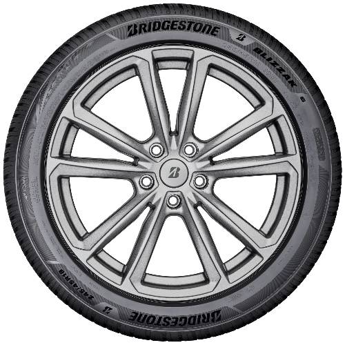 Nahaufnahme eines silbernen Bridgestone-Reifens, der auf einer fünfspeichigen Leichtmetallfelge vor schwarzem Hintergrund montiert ist.