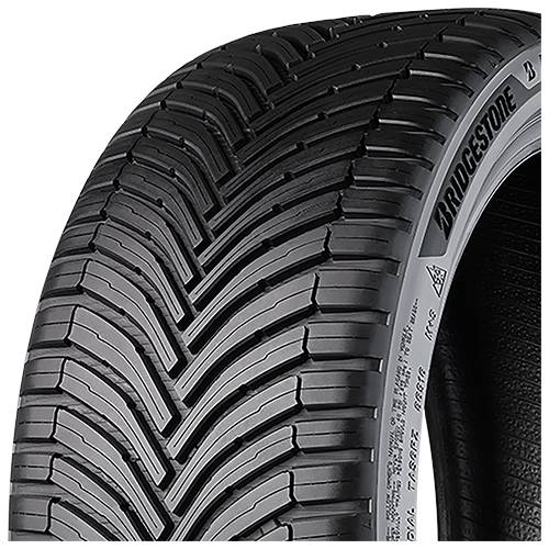 Nahaufnahme eines Bridgestone-Reifenprofils, das ein V-förmiges Ganzjahres-Muster auf schwarzem Hintergrund zeigt.