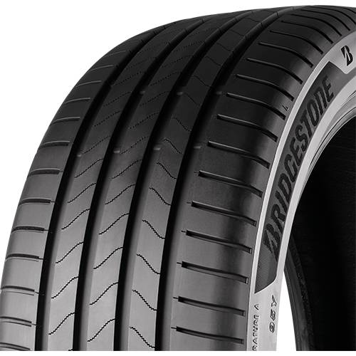 Nahaufnahme eines Bridgestone-Autoreifenprofils mit sichtbarem Profilmuster und Seitenwand-Branding auf schwarzem Hintergrund.