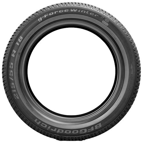 Nahaufnahme eines BFGoodrich G-Force Winter-Reifens, der die Profilstruktur und die Seitenwand-Markierung auf schwarzem Hintergrund zeigt.