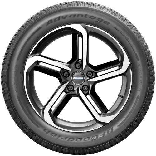 Schwarzes und silbernes fünfspiedriges Autorad mit einem Goodyear Assurance Reifen, frontal auf schwarzem Hintergrund dargestellt.