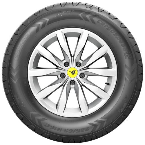 Nahaufnahme eines Autoreifens mit silbernem Leichtmetallrad und gelbem Mittellogo auf schwarzem Hintergrund.