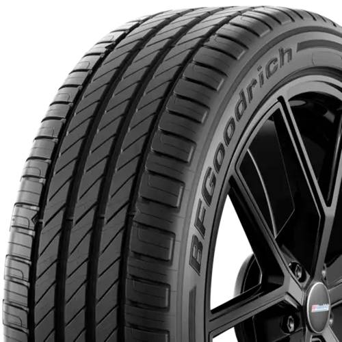 Nahaufnahme eines BFGoodrich-Autoreifens auf einem schwarzen Leichtmetallrad montiert, zeigt das Profilmuster und die Seitenwandbeschriftung.