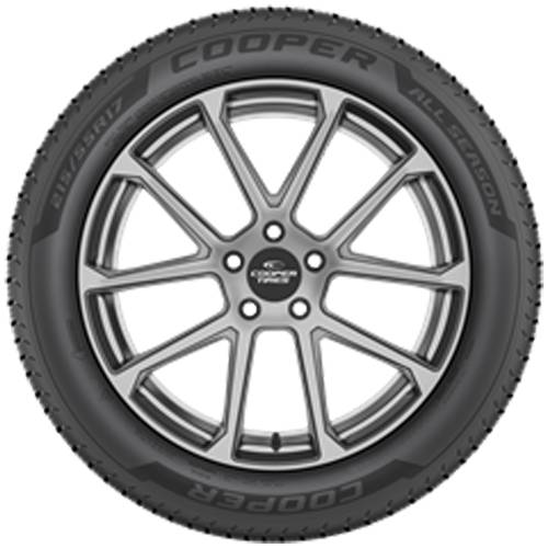 Frontansicht eines schwarzen Cooper All-Terrain-Reifens, der auf einer silbernen mehrteiligen Leichtmetallfelge montiert ist.