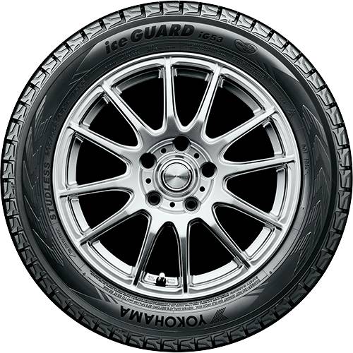 Nahaufnahme eines Autoreifens und einer Leichtmetallfelge mit der Marke „Ice Guard