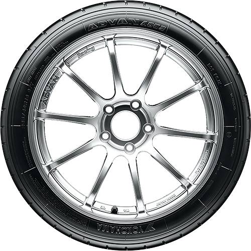 Nahaufnahme einer Chrom-Mehrflügel-Autofelge mit schwarzem Reifen, vor dunklem Hintergrund dargestellt.