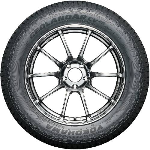 Frontansicht eines schwarzen Leichtmetallrad-Autoreifens montiert mit einem Yokohama Geolandar CV-Reifen.