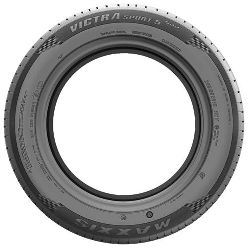 Nahaufnahme eines schwarzen Maxxis Victra Sport 5 Autoreifens von vorne, zeigt die Profilseitenwand mit Branding und Kennzeichnung.