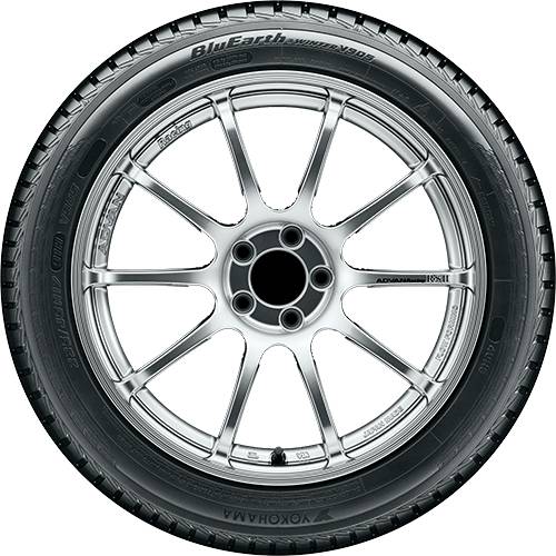 Silberlegierte Autofelge und Reifen auf schwarzem Hintergrund, frontal dargestellt mit BlueEarth-Branding auf der Reifenflanke.