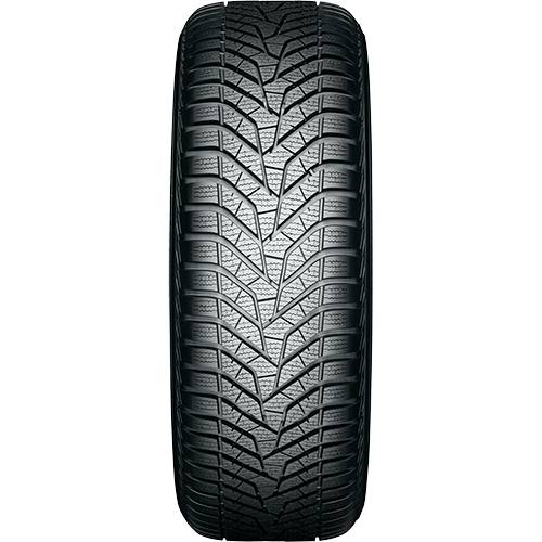 Frontal ansicht eines autowinters mit symmetrischem Winterprofil auf schwarzem Hintergrund, wobei das Reifendesign hervorgehoben wird.