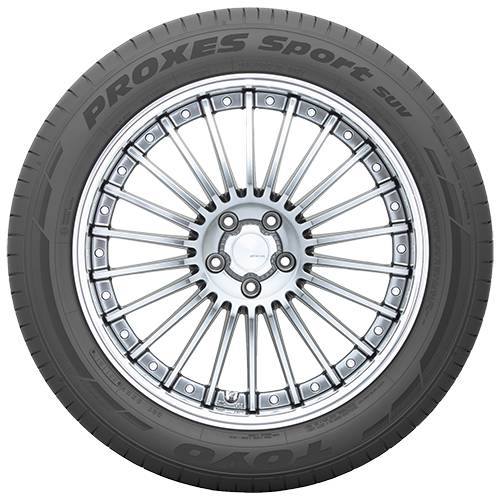 Silbernes Auto-Rad mit mehreren Speichen und Reifen, zentriert auf schwarzem Hintergrund, mit der Bezeichnung „PROXES SPORT