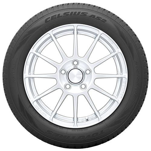 Frontansicht eines Stahllegierungsrad eines Autos mit montiertem Reifen auf schwarzem Hintergrund.
