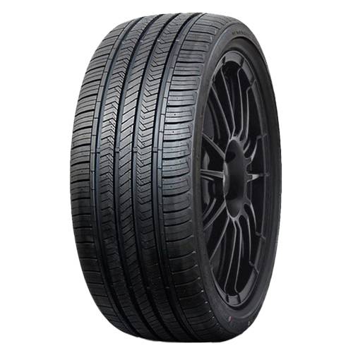 Schwarzer Autoreif mit sportlichem Leichtmetallrad, auf einfachem schwarzen Hintergrund gezeigt.