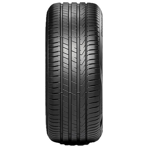 Ein schwarzer Autoreifen, von vorne gezeigt, vor einem einfachen schwarzen Hintergrund, wobei sein Profil und die vertikalen Rillen hervorgehoben werden.