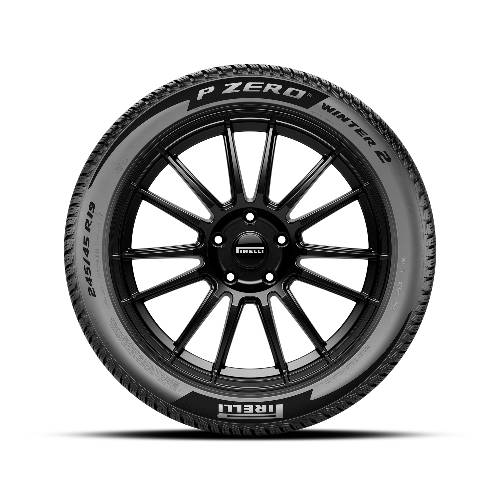 Schwarzer Pirelli P Zero Winter 2 Reifen mit schwarzer Mehrfachspeichen-Felge, frontal auf schwarzem Hintergrund abgebildet.