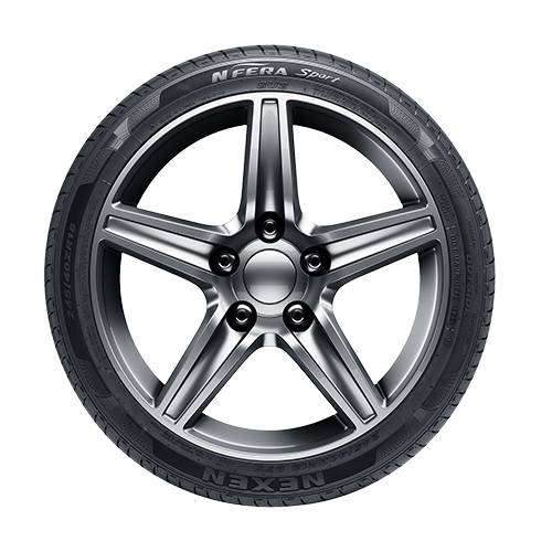 Schwarzes fünflichtes Leichtmetallrad für Autos mit Nexen N'Fera Sport Reifen, frontal vor dunklem Hintergrund gezeigt.