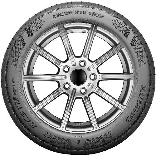 Nahaufnahme eines Autoreifens und einer Felge, die eine silberfarbene mehrspeichige Alufelge mit fünf Radnabenlöchern und Kumho-Schriftzug auf der Seitenwand zeigt.