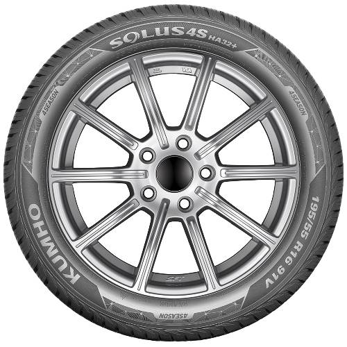 Silbernes 10-speichiges Leichtmetallrad montiert auf einem Kumho Solus 4S Ganzjahresreifen, frontal auf schwarzem Hintergrund dargestellt.