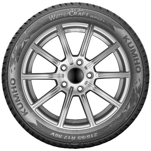 Silberlegierung-Autorad mit Wintercraft Kumho-Reifen, frontal gegen schwarzen Hintergrund gezeigt.