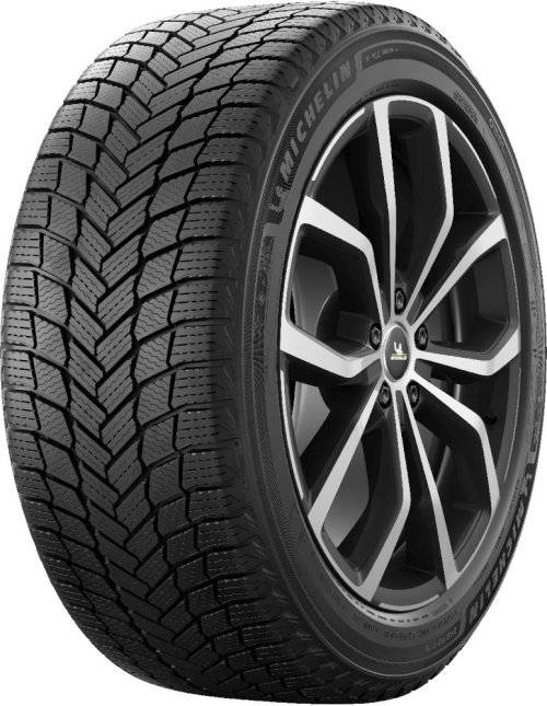 Ein Michelin-Winterreifen auf einer schwarz-silbernen Leichtmetallfelge, freigestellt auf weißem Hintergrund dargestellt.