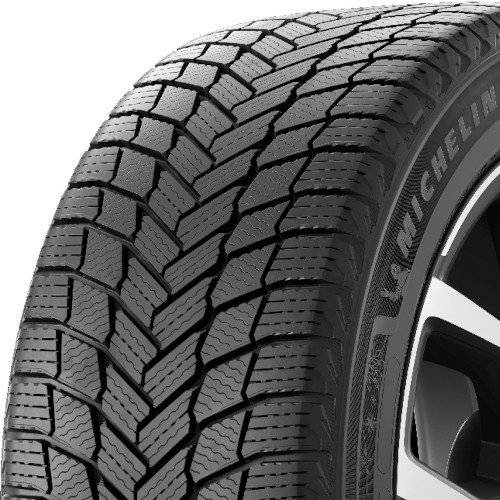 Nahaufnahme eines Michelin-Reifenprofils auf einer Autofelge, die tiefe Rillen im Allwetter- oder Winterstil zur Griffigkeit zeigt.